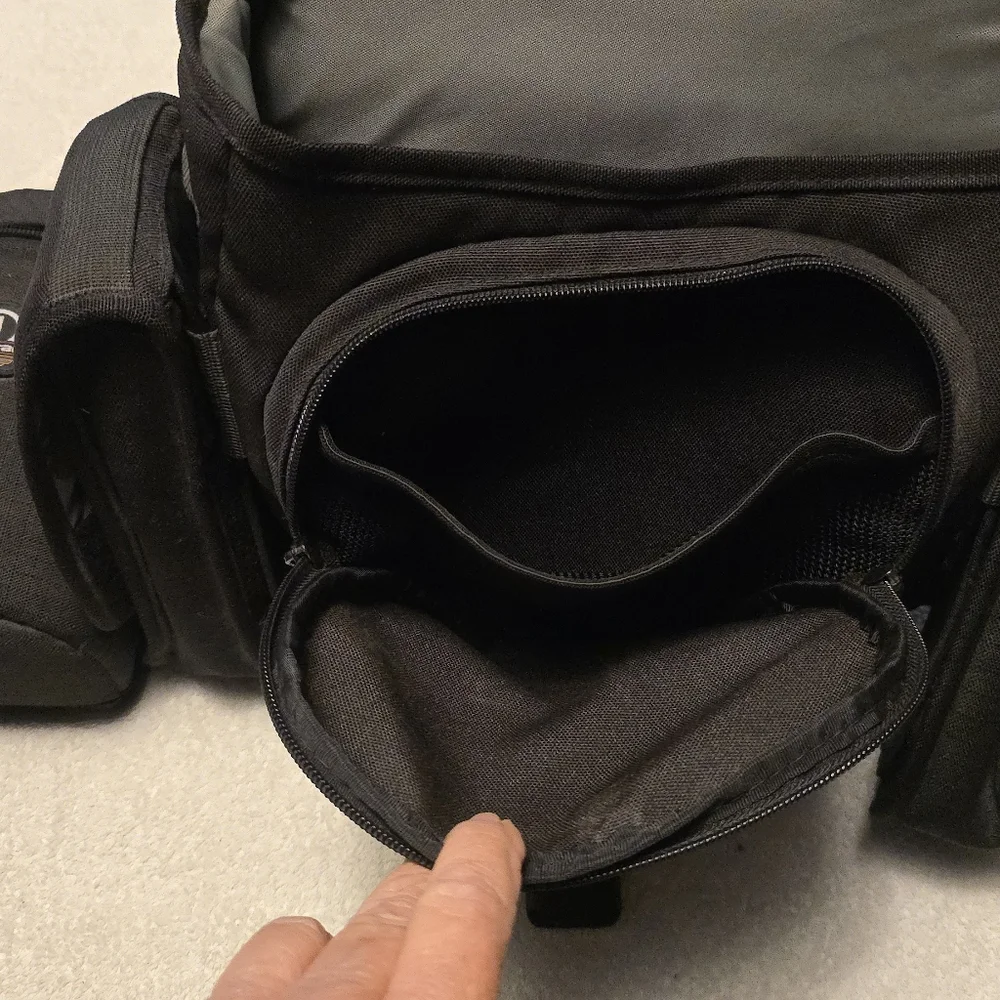 Tamrac Velocity 7 Sholder Bag with 2 extra lens/accessories side cases.